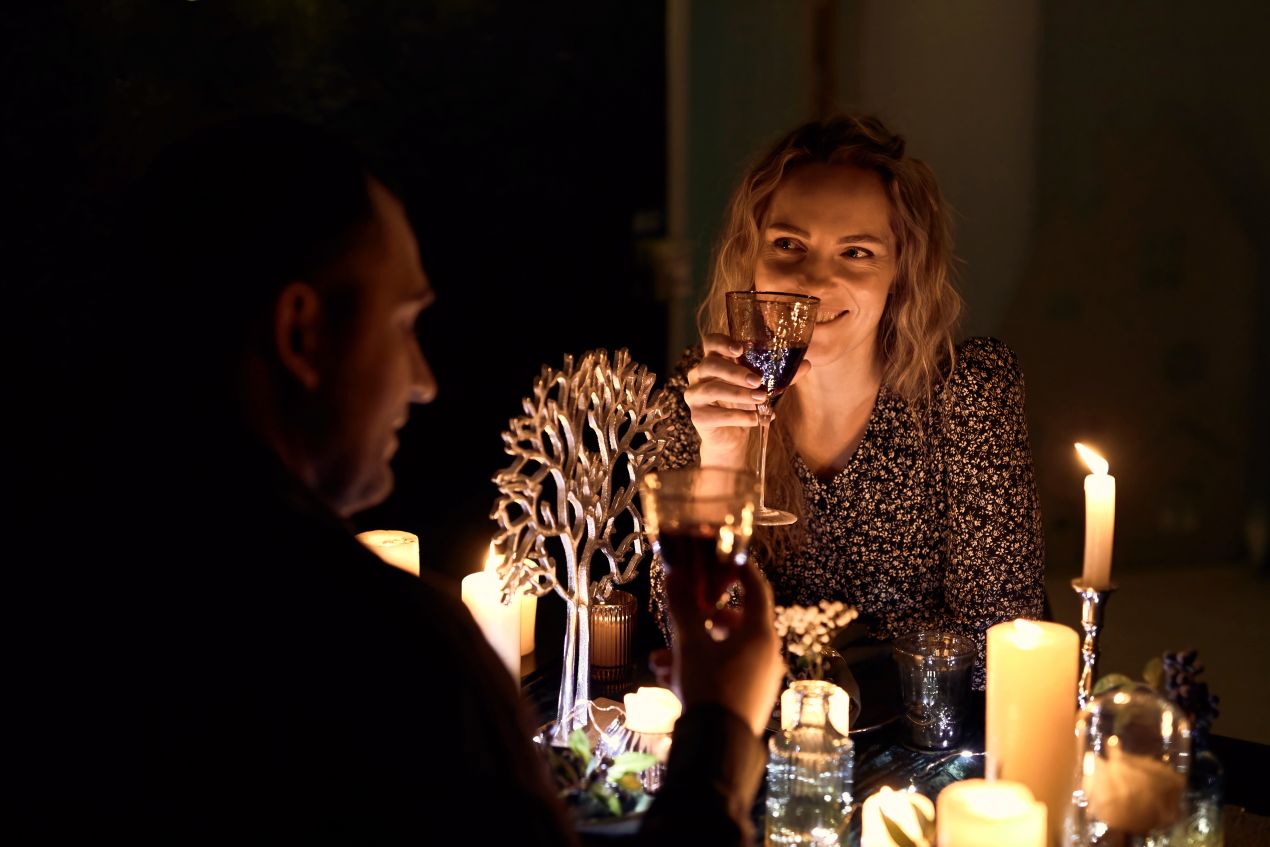 Mann und Frau beim stilvollen Candle-Light-Dinner, symbolisch fuer elegante Begleitung durch Escort Muenchen mit Diskretion und Niveau